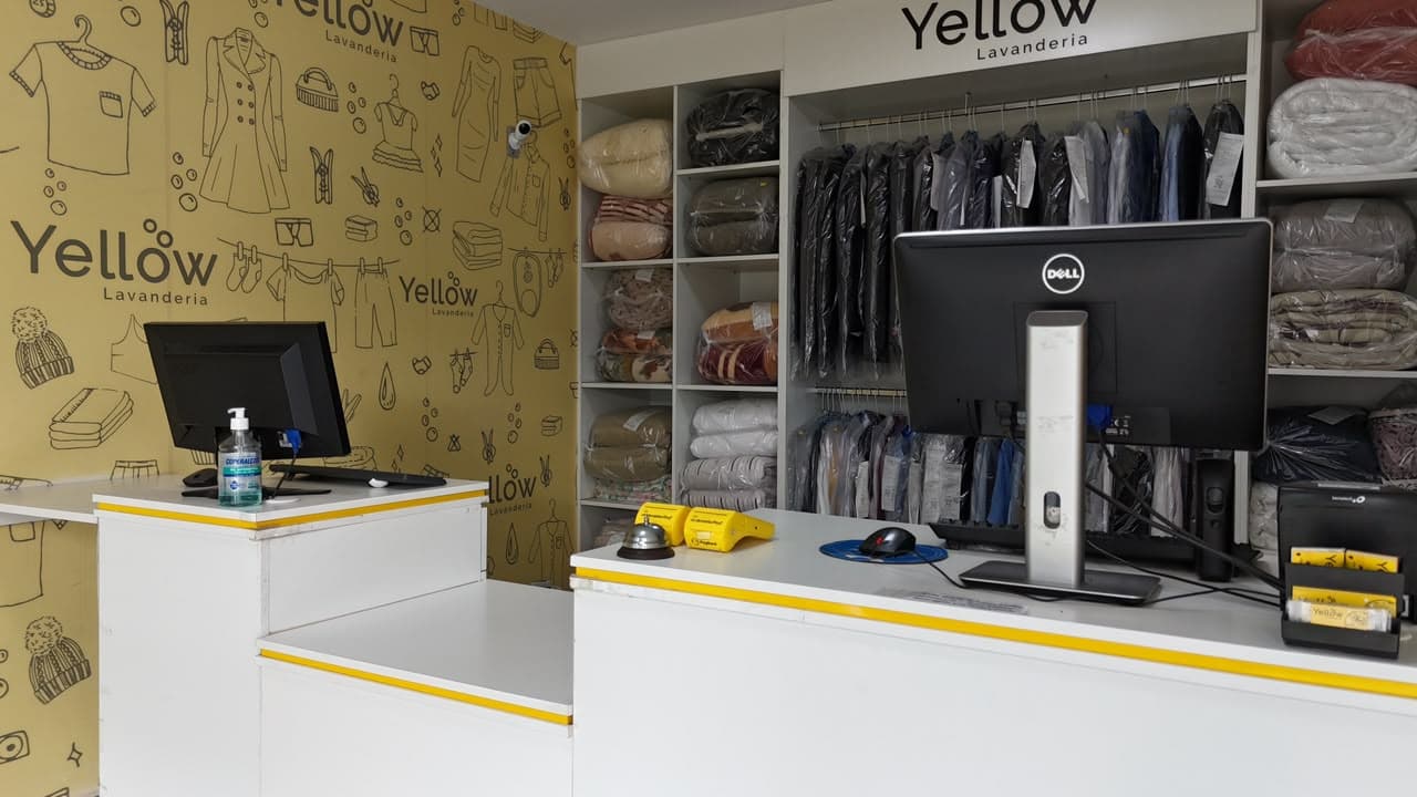 Balcão de atendimento da Lavanderia Yellow em Curitiba